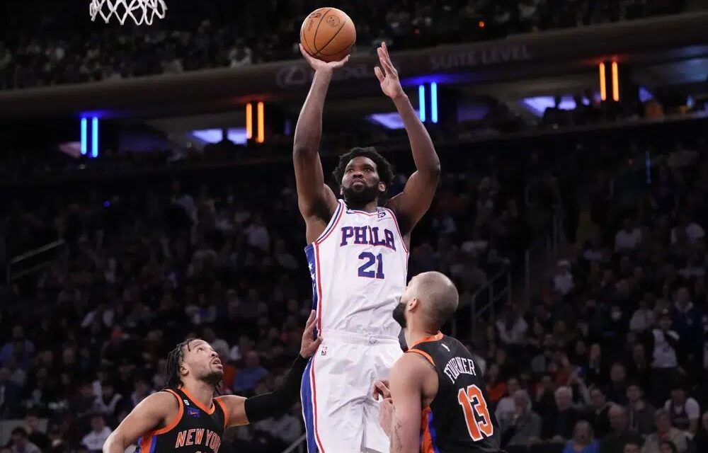 Knicks remontan 21 puntos para superar 108-97 a 76ers