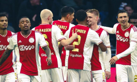 Ajax goleó a Rotterdam; Edson se lesionó
