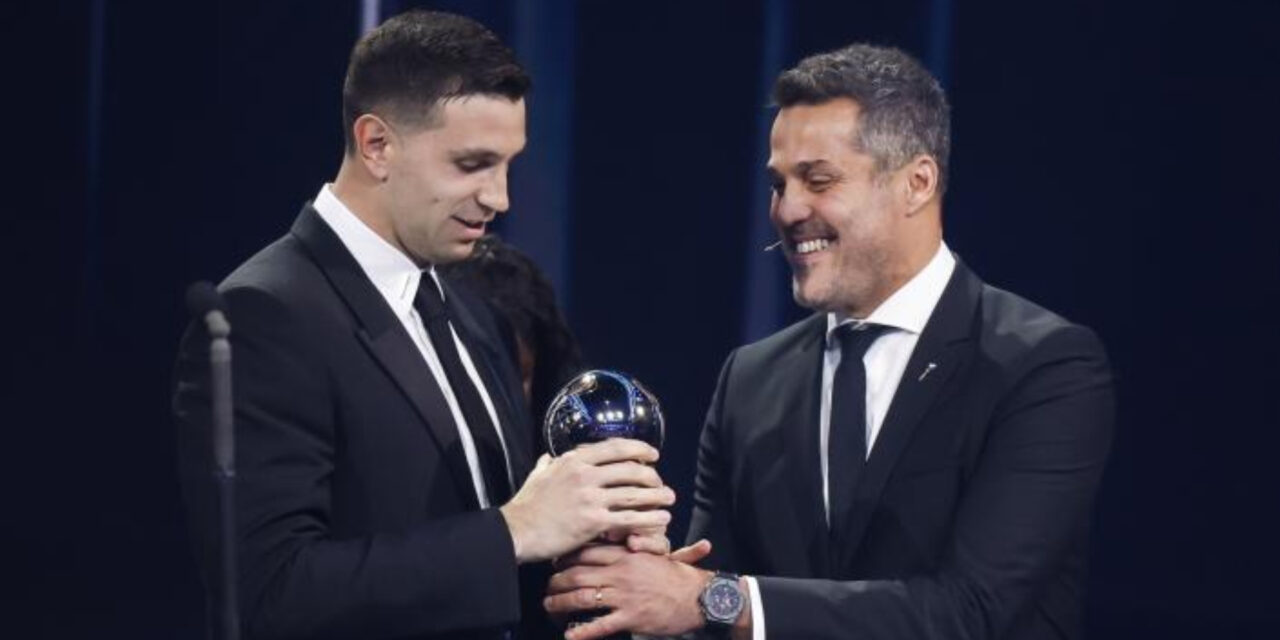 El «Dibu» Martínez, mejor portero del año en los premios The Best de la FIFA