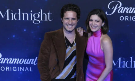 Diego Boneta y Monica Barbaro viven romance en “At Midnight”