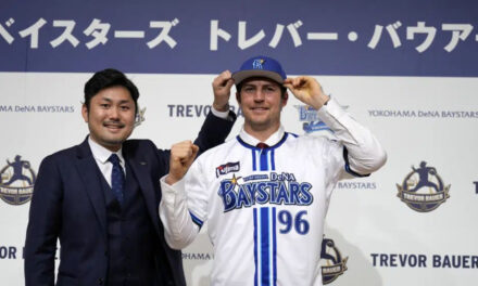 Bauer se pone la camiseta con el Yokohama DeNA BayStars