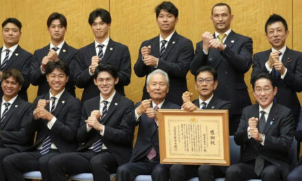 Primer ministro japonés recibe a campeones del Clásico