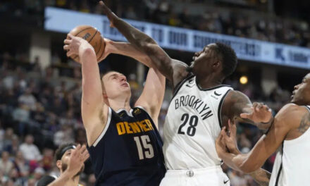 Nets derrotan a Nuggets, a pesar de triple doble de Jokic