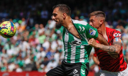 Borja Iglesias redime al Betis y lo mantiene al acecho de la ‘Champions’