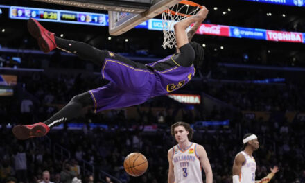 Davis domina con 37 puntos en victoria de los Lakers