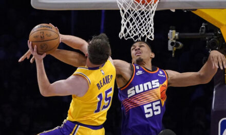 Lakers frenan mala racha y vencen 122-111 a Suns