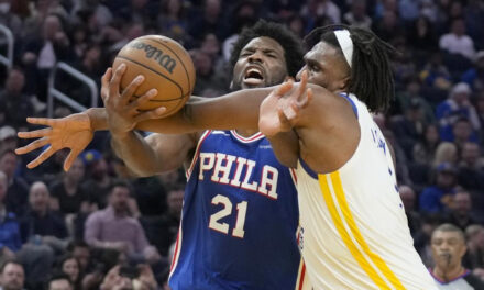 Warriors remontan 11 puntos y vencen 120-112 a 76ers