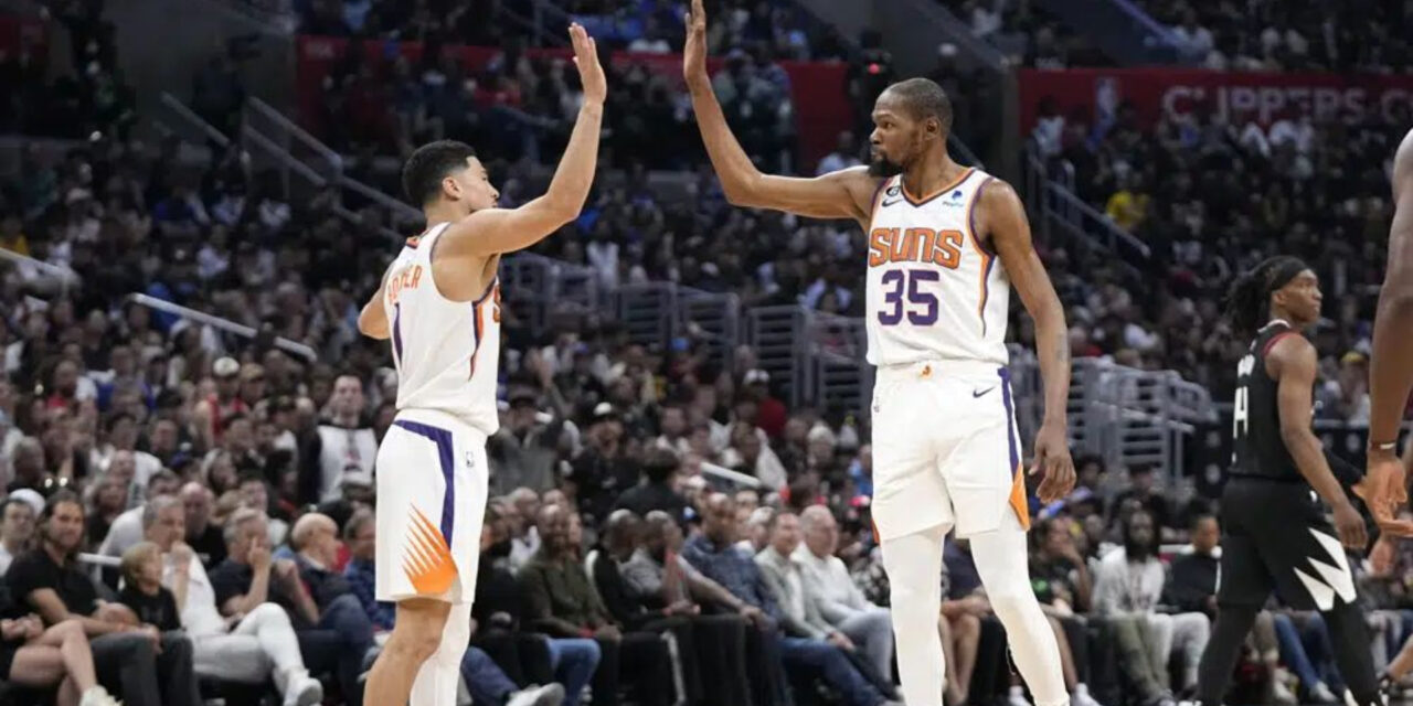 Durant anota 31, Suns vencen a Clippers y lideran 3-1