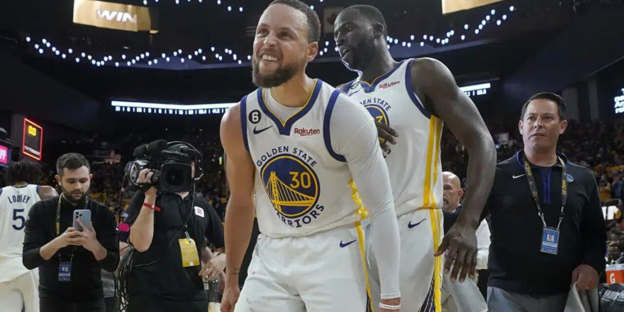 Curry y Warriors vencen a Kings 126-125 e igualar serie 2-2