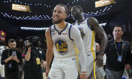 Curry y Warriors vencen a Kings 126-125 e igualar serie 2-2