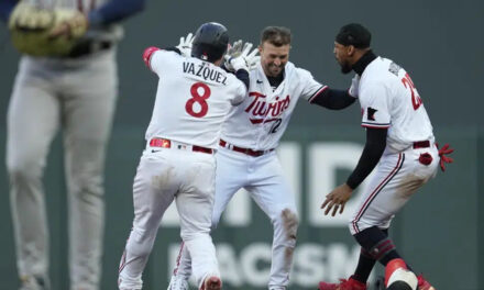 Mellizos superan a Astros, con hit de Farmer en la 10ma