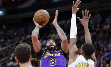Davis brilla con 40 puntos; Lakers aplastan a Rockets