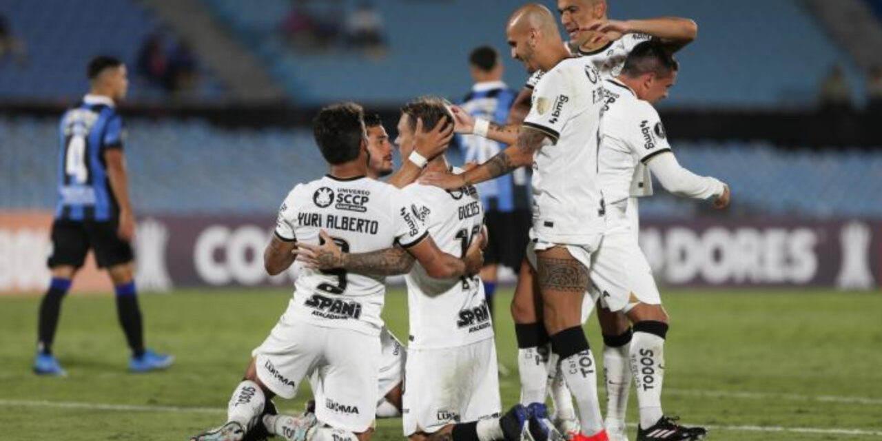 Corinthians golea en Montevideo y lidera Grupo E de la Libertadores