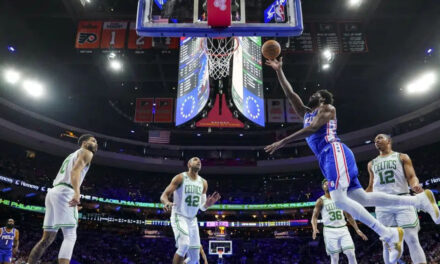 Embiid asombra con 52 puntos; 76ers superan a Celtics