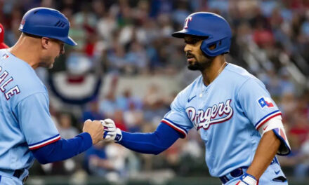 Rangers barren a Filis, con apoyo de Semien y Pérez