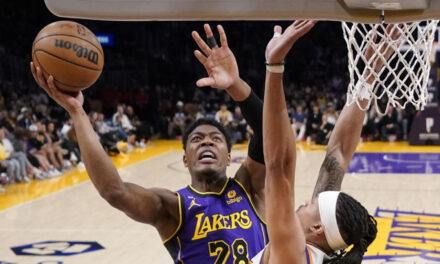 Lakers vencen a Suns y podrían evitar minitorneo