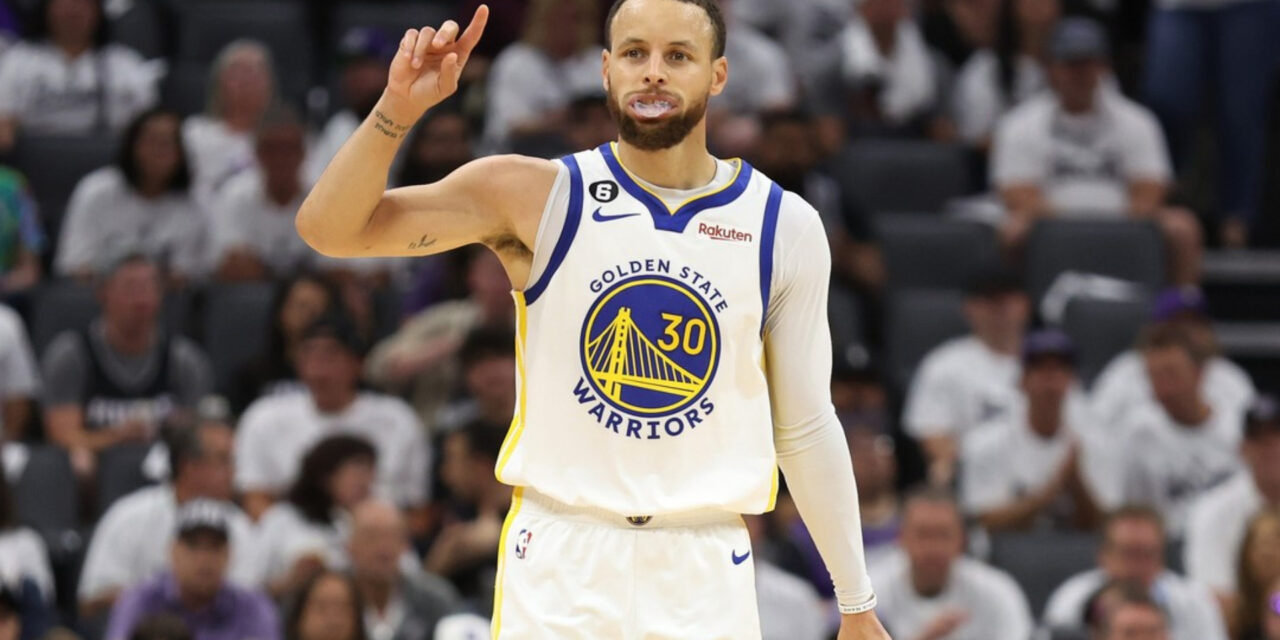 Con 50 de Curry, Warriors someten a Kings en 7mo juego