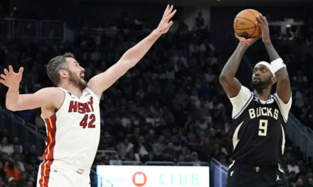 Bucks atinan 25 triples y derrotan a Heat