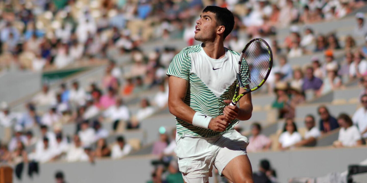 Alcaraz sobrevive susto en Roland Garros