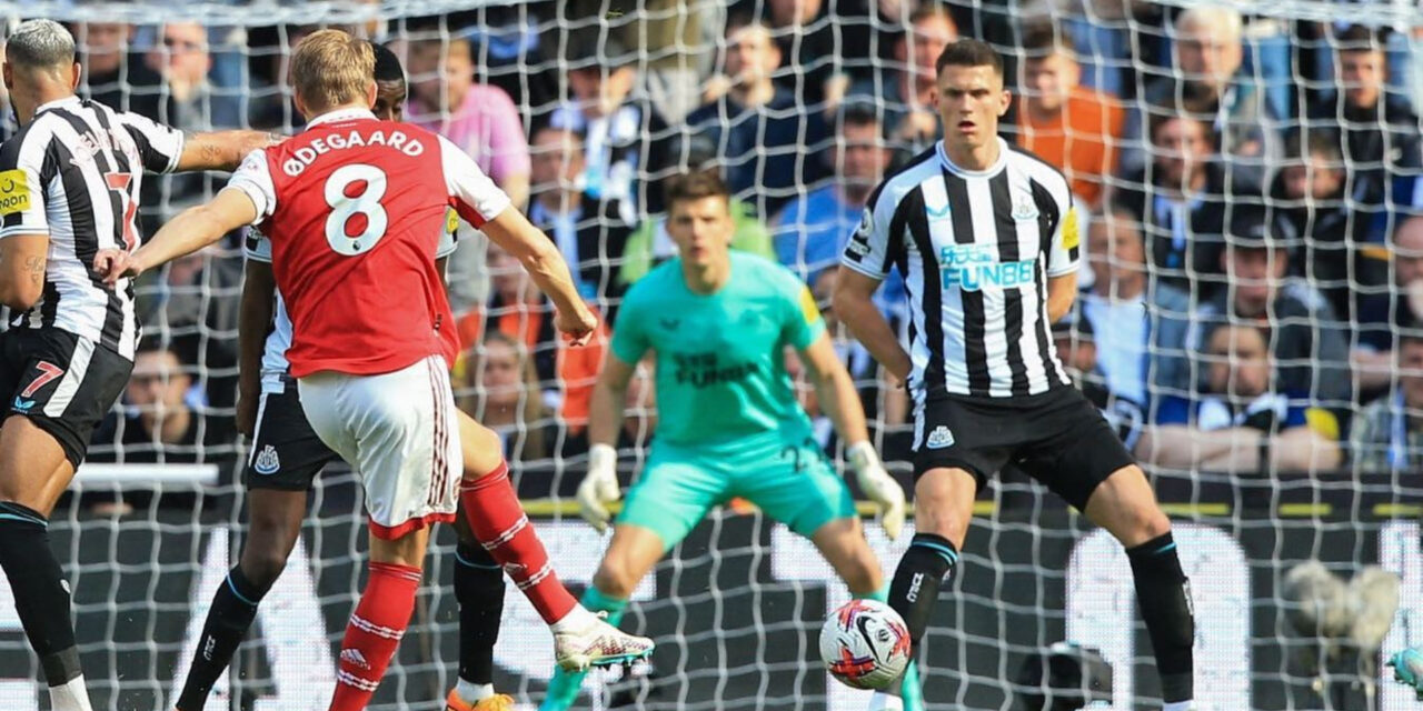 Arsenal mantiene asedio a Man City con un 2-0 ante Newcastle