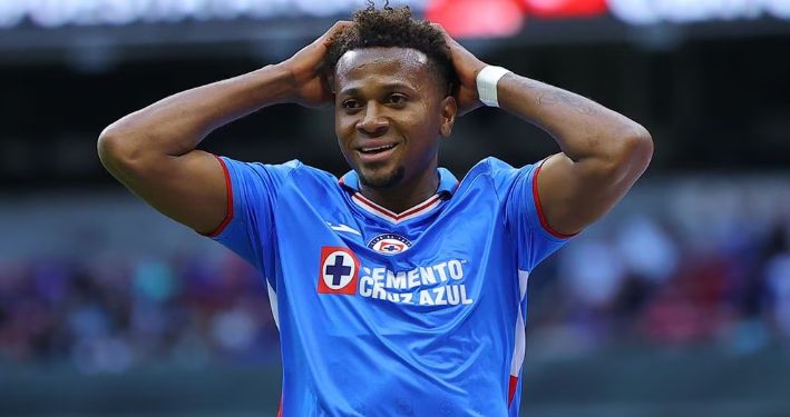 Michael Estrada, el jugador que llegó a Cruz Azul como una solución y ahora es la primera baja