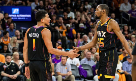 Booker asombra con 47 puntos; Suns se acercan a Nuggets