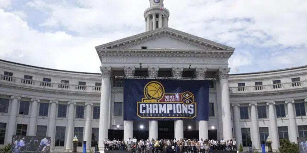 Nuggets celebran 1er título de la NBA con desfile en las principales calles de Denver