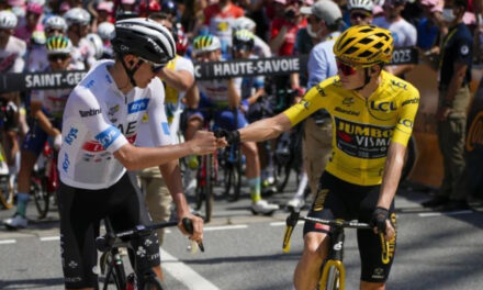 Pogacar sufre accidente, pero continúa sin problema la 17ma etapa del Tour de Francia