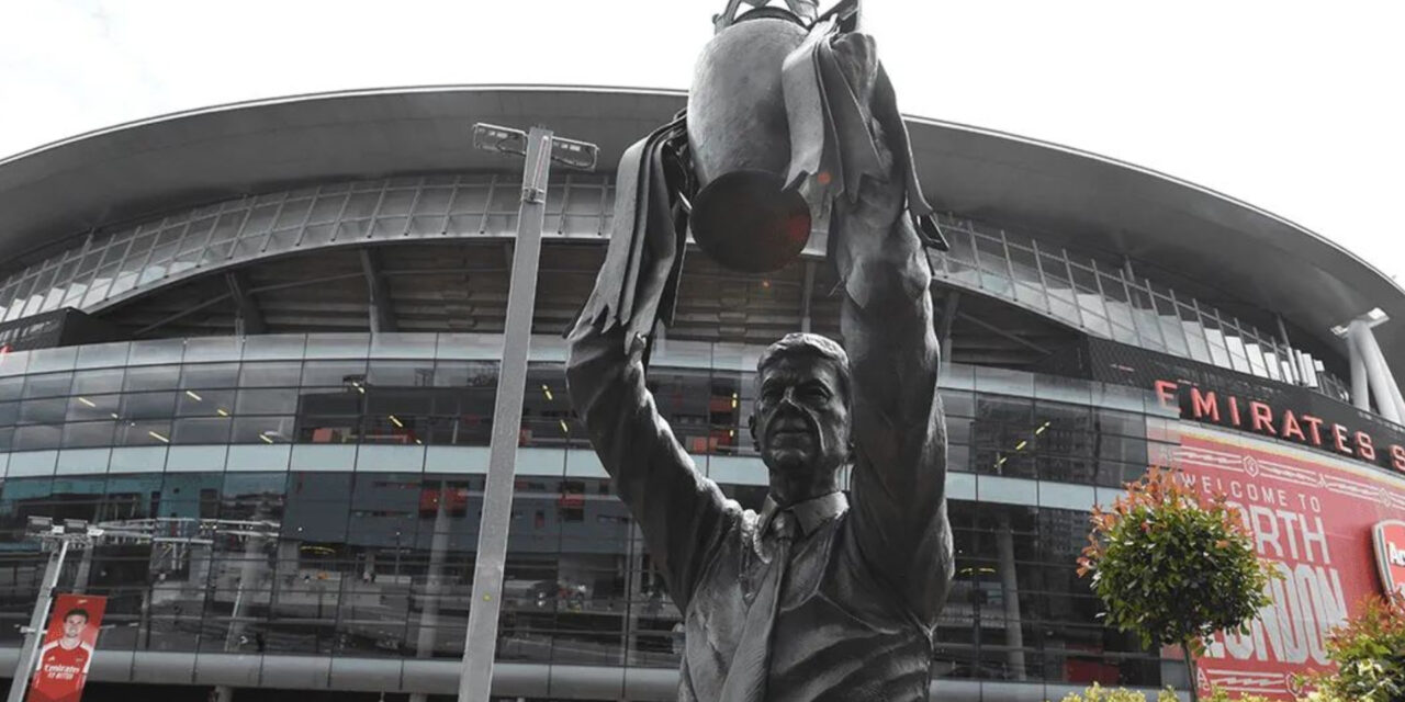 Arsenal devela estatua del extécnico Wenger frente al estadio