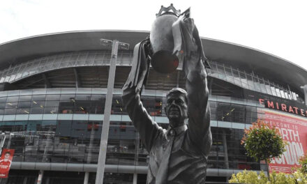 Arsenal devela estatua del extécnico Wenger frente al estadio