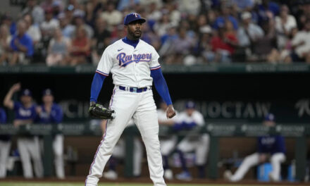 Chapman consigue su primera victoria con Texas; Rangers superan 3-2 a Rays