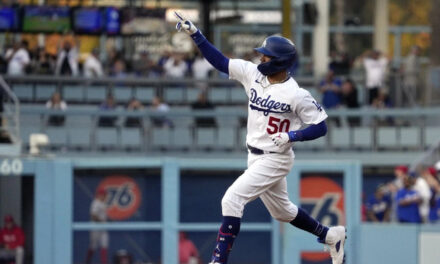 Dodgers pegan primero en Serie del Freeway con 2 HR de Betts