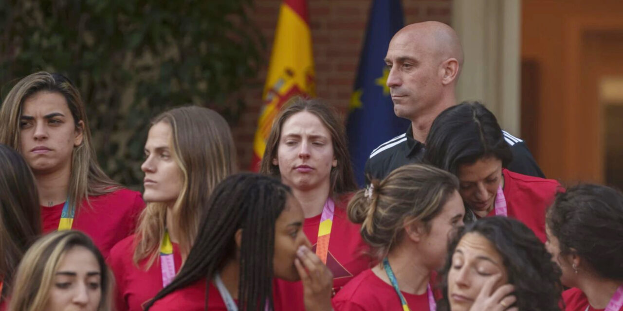 Pedro Sánchez recibe a las campeonas y critica al líder de federación española por beso a jugadora