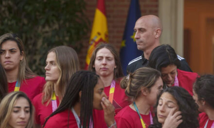 Pedro Sánchez recibe a las campeonas y critica al líder de federación española por beso a jugadora