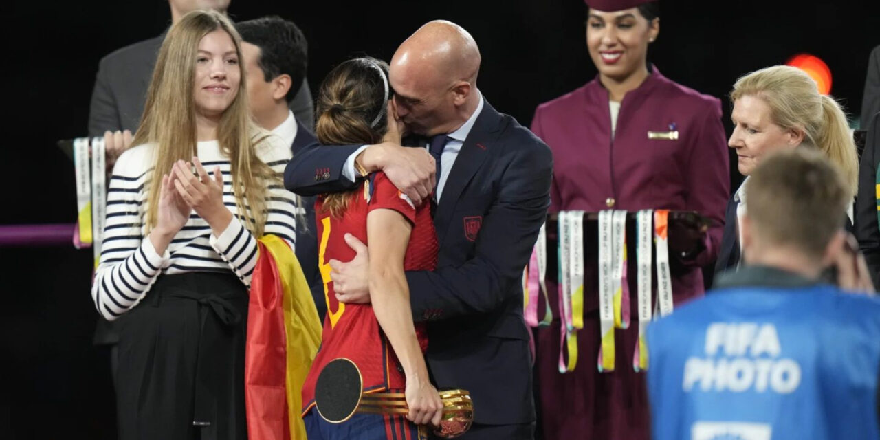 Presidente de Federación Española se niega a renunciar tras besar a una futbolista en los labios