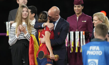 Presidente de Federación Española se niega a renunciar tras besar a una futbolista en los labios