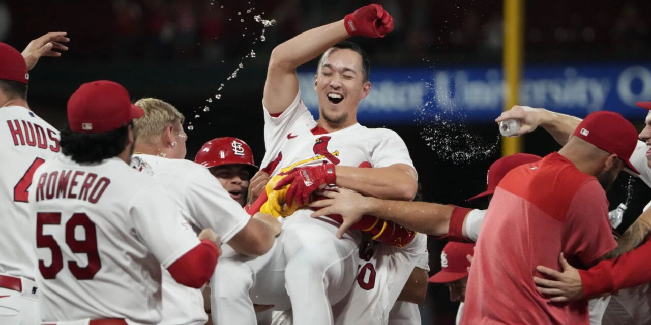 Contreras conecta par de jonrones y Cardenales vencen 6-5 a Padres en 10 innings