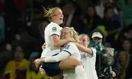 Inglaterra derrota 2-1 a una valiente Colombia y avanza a las semifinales del Mundial femenina