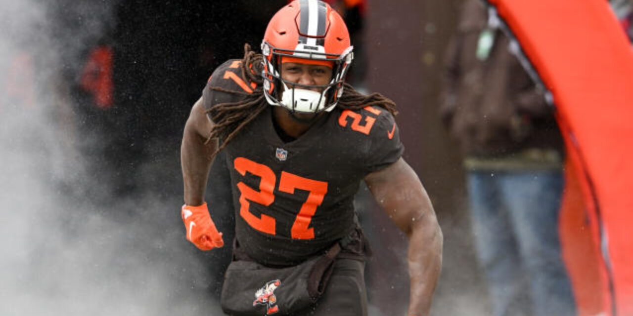 Kareem Hunt regresa a los Browns tras lesión de Nick Chubb