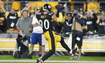 T.J. Watt recupera un balón suelto para anotar y Steelers vencen a Browns; Chubb sufre fuerte lesión