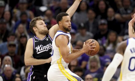 Curry brilla con 41 puntos; Warriors vencen 122-114 a Kings en revancha de playoffs