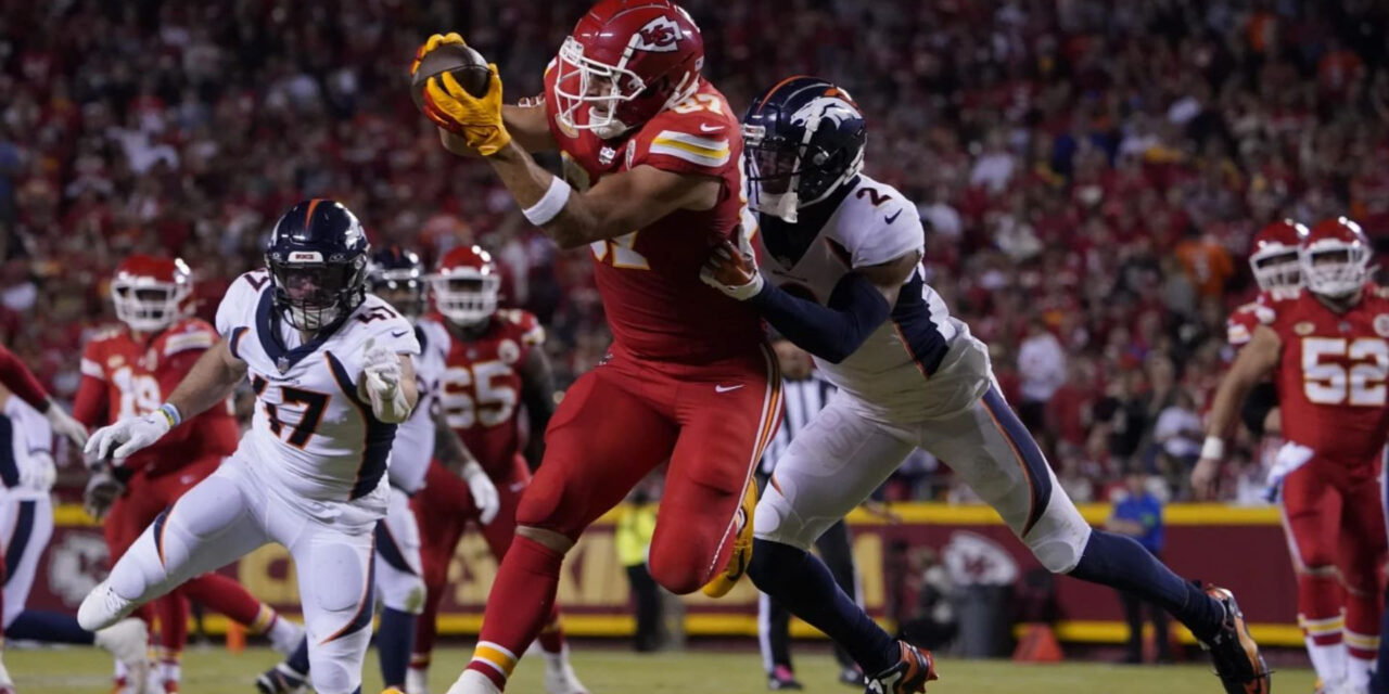 Mahomes lanza pase de touchdown, Kelce brilla y Chiefs vencen a Broncos 19-8