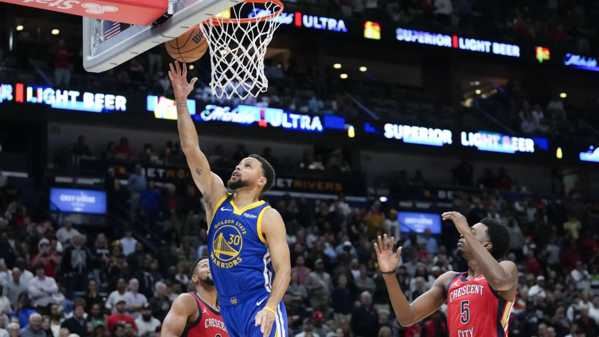 Curry emboca siete triples y anota 42 puntos en el triunfo de Warriors 130-102 sobre Pelicans