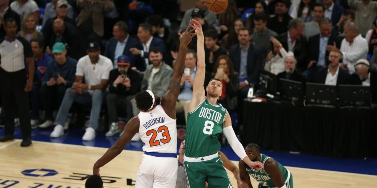 Porzingis quiebra el empate con triple al debutar con Celtics, que superan a Knicks