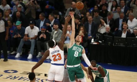 Porzingis quiebra el empate con triple al debutar con Celtics, que superan a Knicks