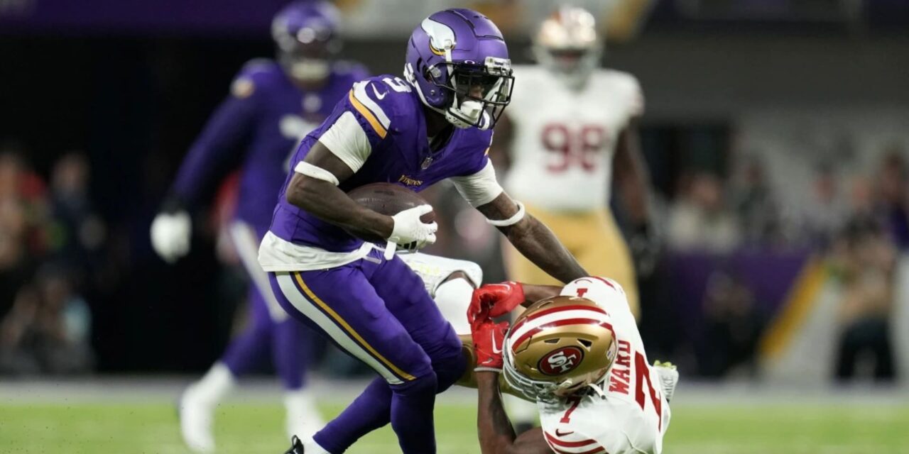 Vikings superan 22-17 a 49ers con dos anotaciones de Addison y dos intercepciones de Bynum