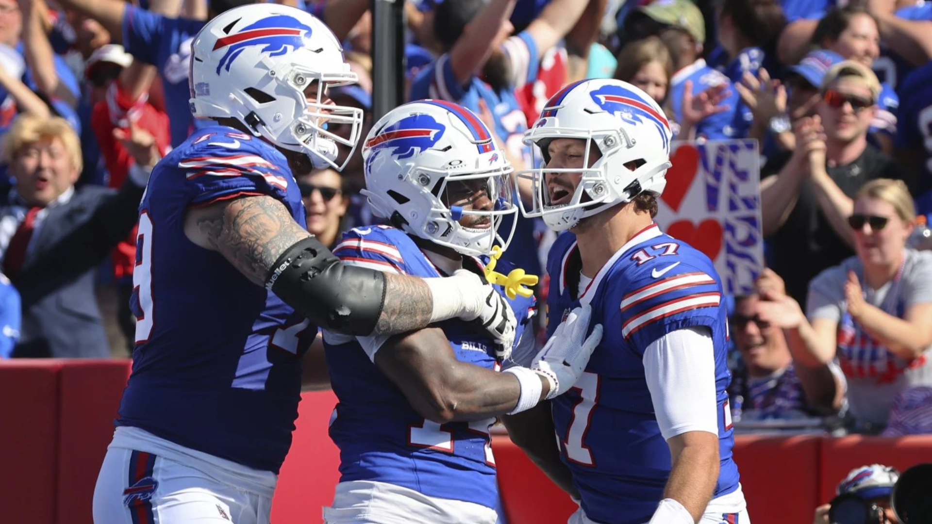 Josh Allen lanza pase de anotación y corre para otro, Bills