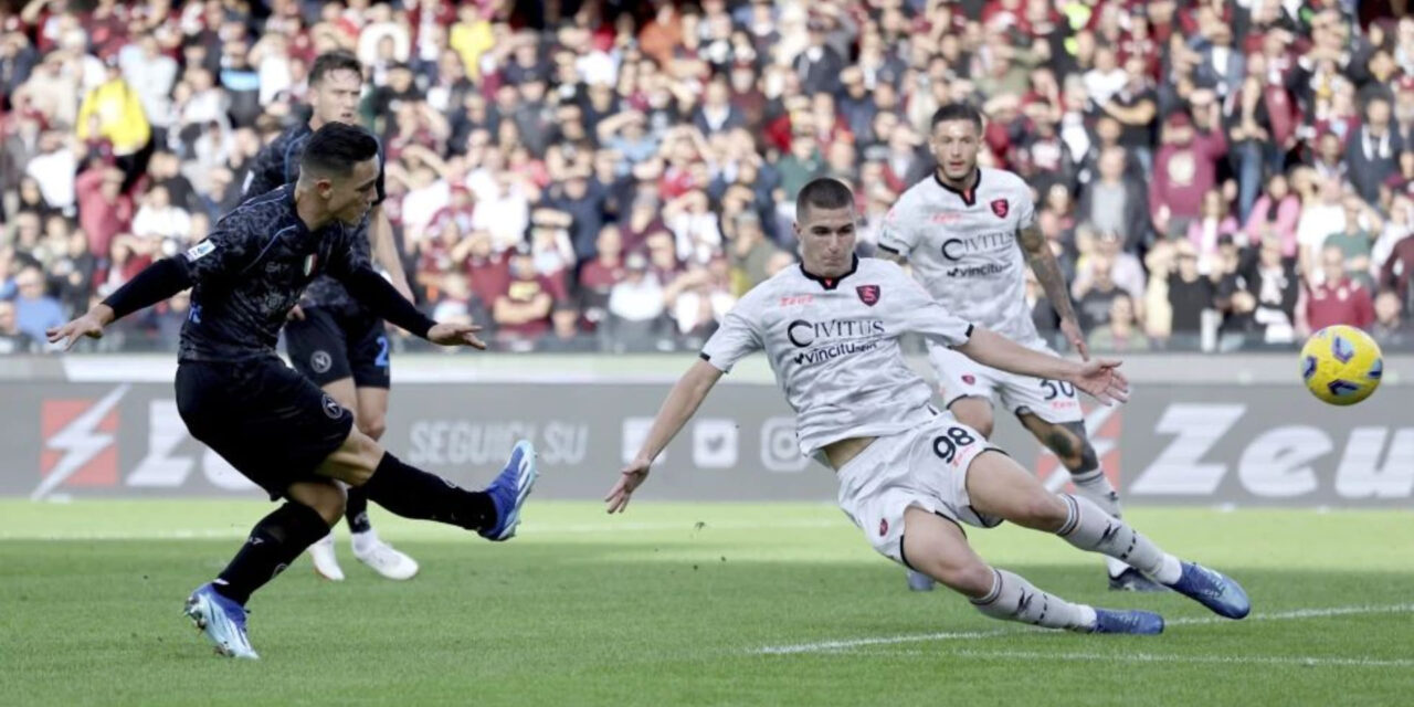 Raspadori sigue en forma goleadora en la victoria 2-0 del Napoli ante Salernitana