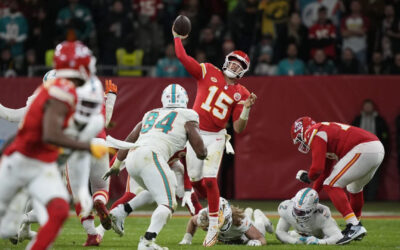 Chiefs se sostienen para vencer 21-14 a Dolphins en su debut en Alemania