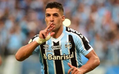 Con un triplete de Luis Suárez Grêmio remonta y alcanza al líder Botafogo